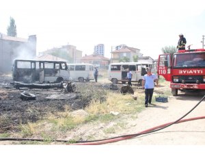 Karaman’da minibüslerin konduğu boş arsada yangın çıktı