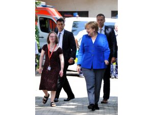 Anaokulu öğrencilerinden Merkel'e 65'inci yaş sürprizi