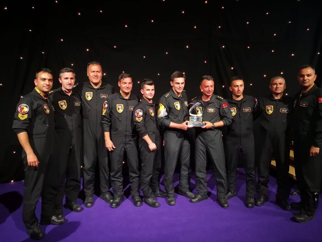 SOLOTÜRK, İngiltere'den ödülle döndü