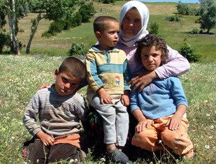 Ölen babasının başında 4 saat bekledi