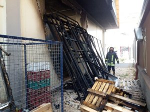 Palet ve naylonlardan çıkan yangın markete sıçradı
