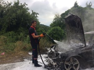 Alev alev yanan otomobil küle döndü
