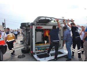 Amasya'da ambulansla otomobil çarpıştı