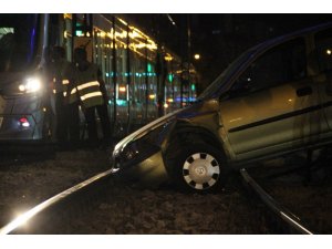 Otomobil tramvay yoluna uçtu, tramvay seferleri aksadı