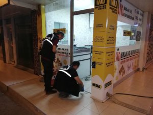 Emlak ve kuyumculuk dükkanındaki hırsızlık güvenlik kamerasında