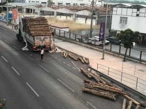 İzmir’de tır dorsesinde bulunan tomruklar üst geçide çarptı, yola savruldu