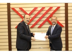 SAÜ Rektörü Savaşan atama belgesini aldı