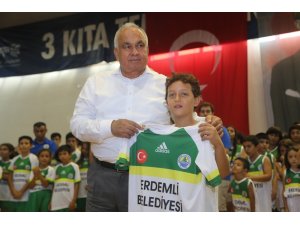 Erdemli’de belediyeden amatör sporculara forma desteği