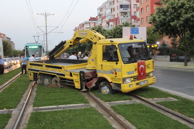 'U' dönüşü yapan kamyonet tramvay yoluna saplandı