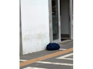 Banka önüne bırakılan şüpheli çanta polisi alarma geçirdi