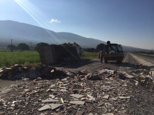 Devrilen tırın şoförü kazayı yara almadan atlattı