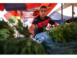 İsrail'in yaraladığı Filistinli genç koltuk değneğiyle geçim mücadelesi veriyor