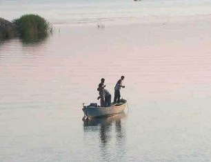 Balıkçı ağları temizlenirken, göl kirleniyor