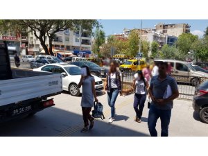 Hırsızlık şüphelisi 2 kadın mobese kamerasına takıldı