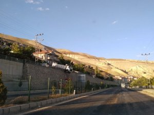 Freni patlayan kamyon istinat duvarında asılı kaldı