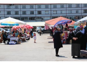 Beyşehir'de anneler pazarında ilk satış yapıldı