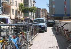 Kaldırımlar işgal altında