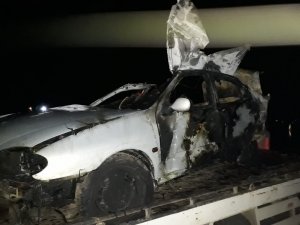 Samsun'da bariyerlere çarpan otomobilin alev alması