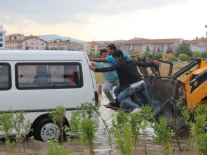 Konya'da suda mahsur kalan minibüse ilginç kurtarma