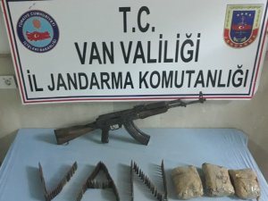 Terör operasyonunda silah ve uyuşturucu ele geçirildi