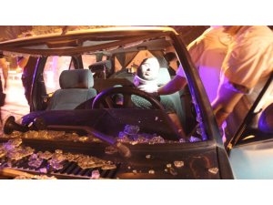 Bariyerlere çarpan otomobil hurdaya döndü: 2 yaralı
