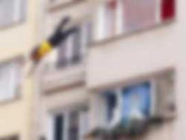 3. kattan düşen çocuğu havada tuttu