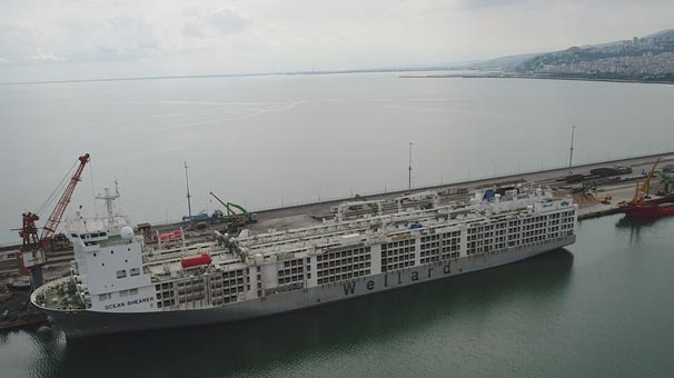 O gemi limana yanaştı! Halk sokağa çıkamıyor...