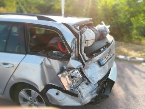 Tırın arkadan çarptığı otomobildeki 2 çocuk yaralandı