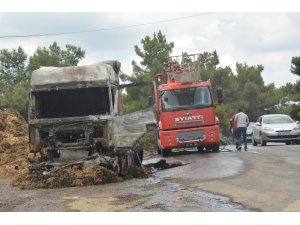 Çanakkale’de saman yüklü TIR yandı