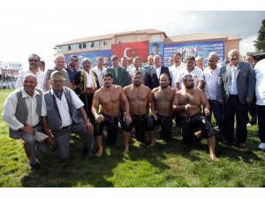 Türel, Antalyalı pehlivanları kutladı