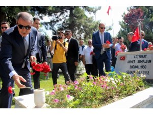 Milli Savunma Bakanı Akar Kayseri’de hava şehitliğini ziyaret etti