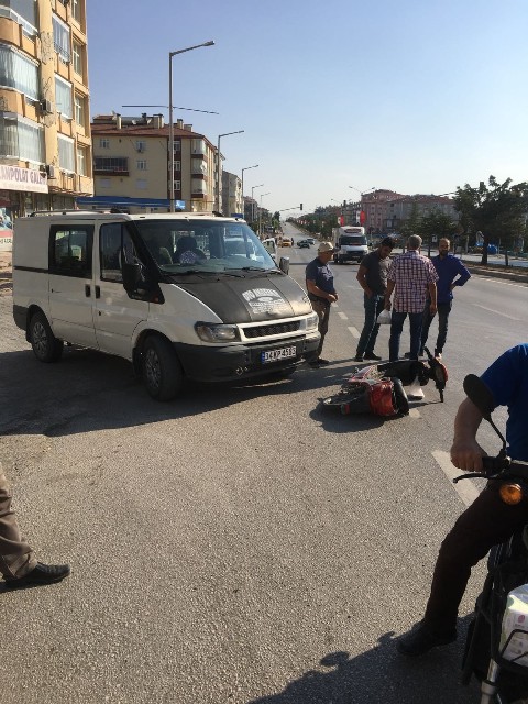 Minibüse çarpan elektrikli bisiklet sürücüsü kaçtı