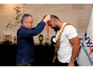 Başkan Böcek, Orhan Okulu’yu tebrik etti