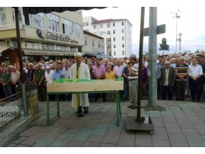 Kazada hayatını kaybeden emekli öğretmen toprağa verildi