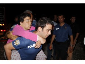 Yangında mahsur kalan engellileri polisler sırtlarında taşıyarak binadan çıkarttı