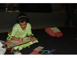 Pakistanlı çocuklar "kamyon boyama sanatını" öğreniyor