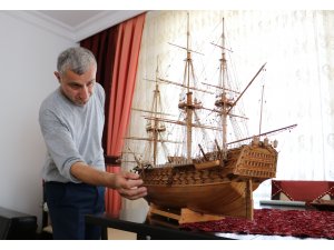 Ağaç parçaları tarihi savaş gemilerinin maketlerine dönüşüyor