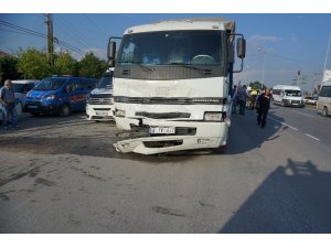 Kamyon ışıklarda duran otomobile çarptı: 3 yaralı