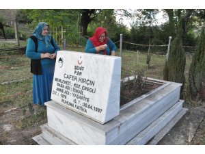 Eşinin bulunması için şehit oğlunun mezarında dua ediyor