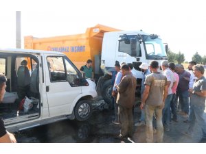 Hafriyat kamyonu ile işçi servisi çarpıştı: 5 yaralı