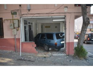 Çocuğunu hastaneye yetiştirmeye çalışırken otomobiliyle dükkana daldı