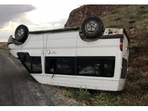 İşçileri taşıyan minibüs devrildi: 6 yaralı