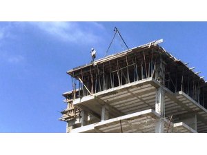 13 katlı inşaatta tehlikeli çalışma