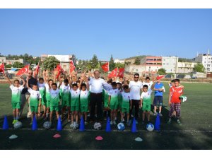Başkan Kılıç, minik sporculara forma hediye etti
