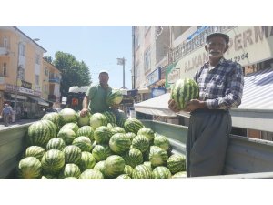 Çemişgezek karpuzu tezgahlarda yer buluyor
