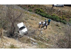 Otomobil 20 metre yükseklikten dere yatağına uçtu: 3 yaralı