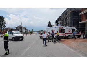 Yasak yerden dönmeye çalışan araca ters yönde giden motor çarptı: 2 yaralı