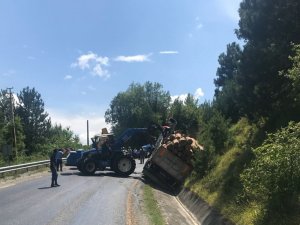 Tomruk yüklü kamyon kanala devrildi