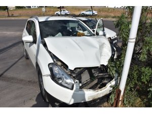 Lastiği patlayan pikap karşı şeritteki otomobile çarptı: 5 yaralı