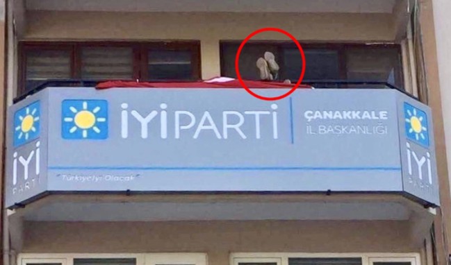 İYİ Parti çalışanı bayrağımızı ayaklar altına aldı
